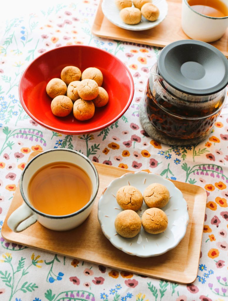 2026年4月のメニュー:ころころきなこクッキー&ほうじ茶