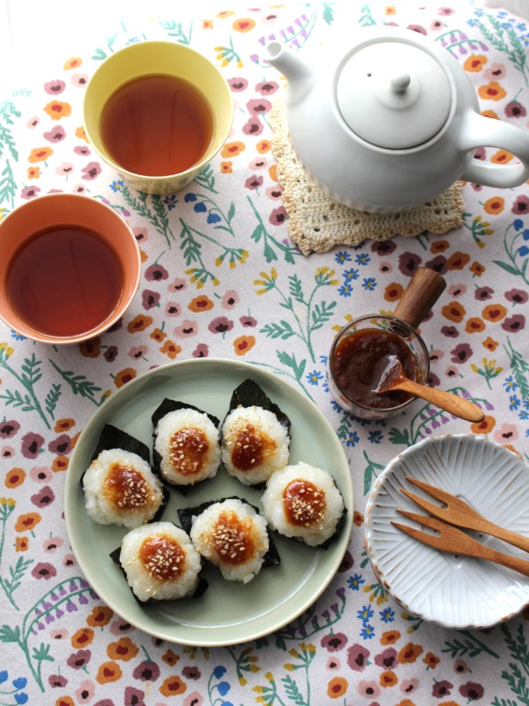 2025年11月のメニュー:甘みそもち(海苔・ごま添え)&ほうじ茶